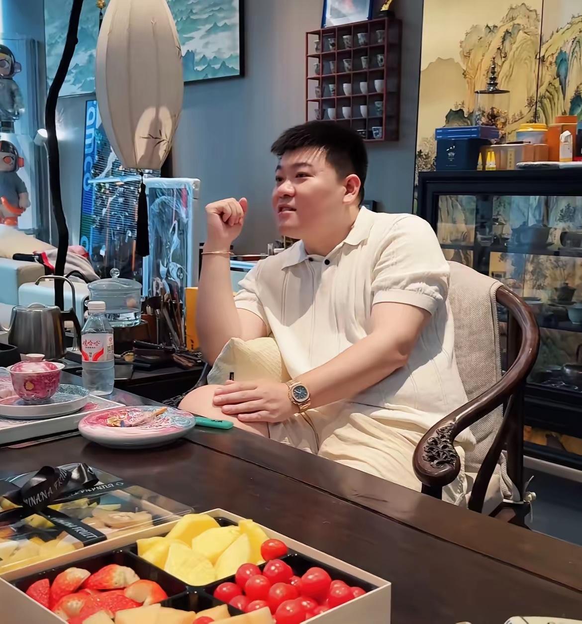 对于韩景枫这个人，我想说的是，人家是非常成功的大网红，又是公众人物，家里本身也有