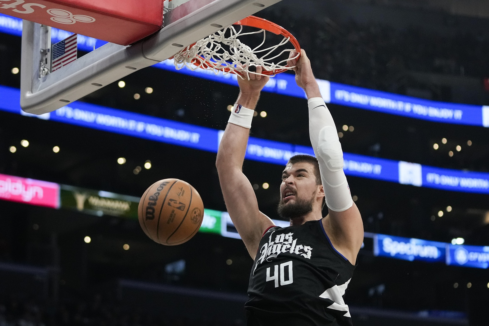 祖巴茨同意和快船达成3年5860万续约合同#祖巴茨# #快船# ​​​