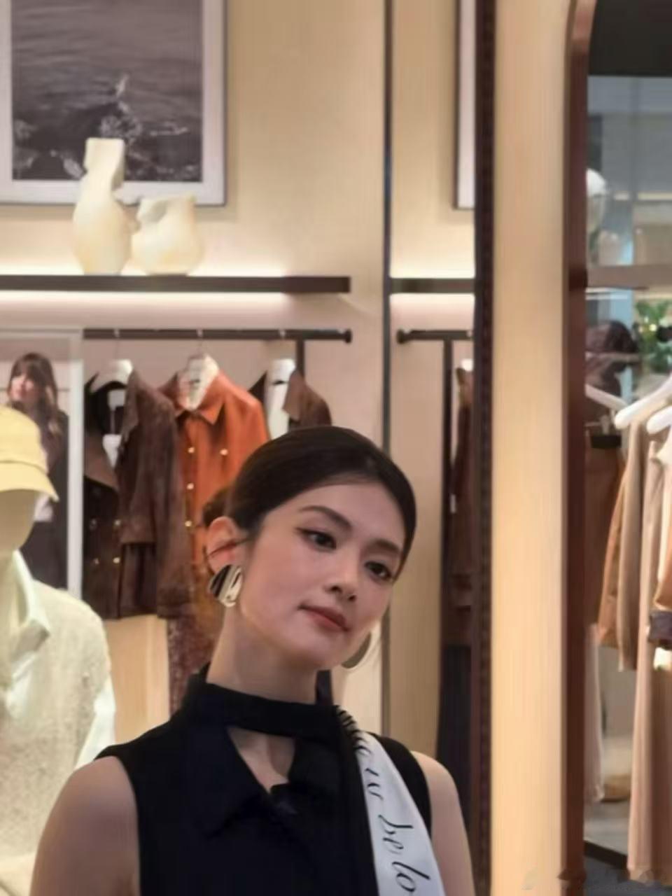 陈昊宇生图好能打 看完一组线下生图，被陈昊宇的颜值稳定性圈到。五官干净舒展，整个