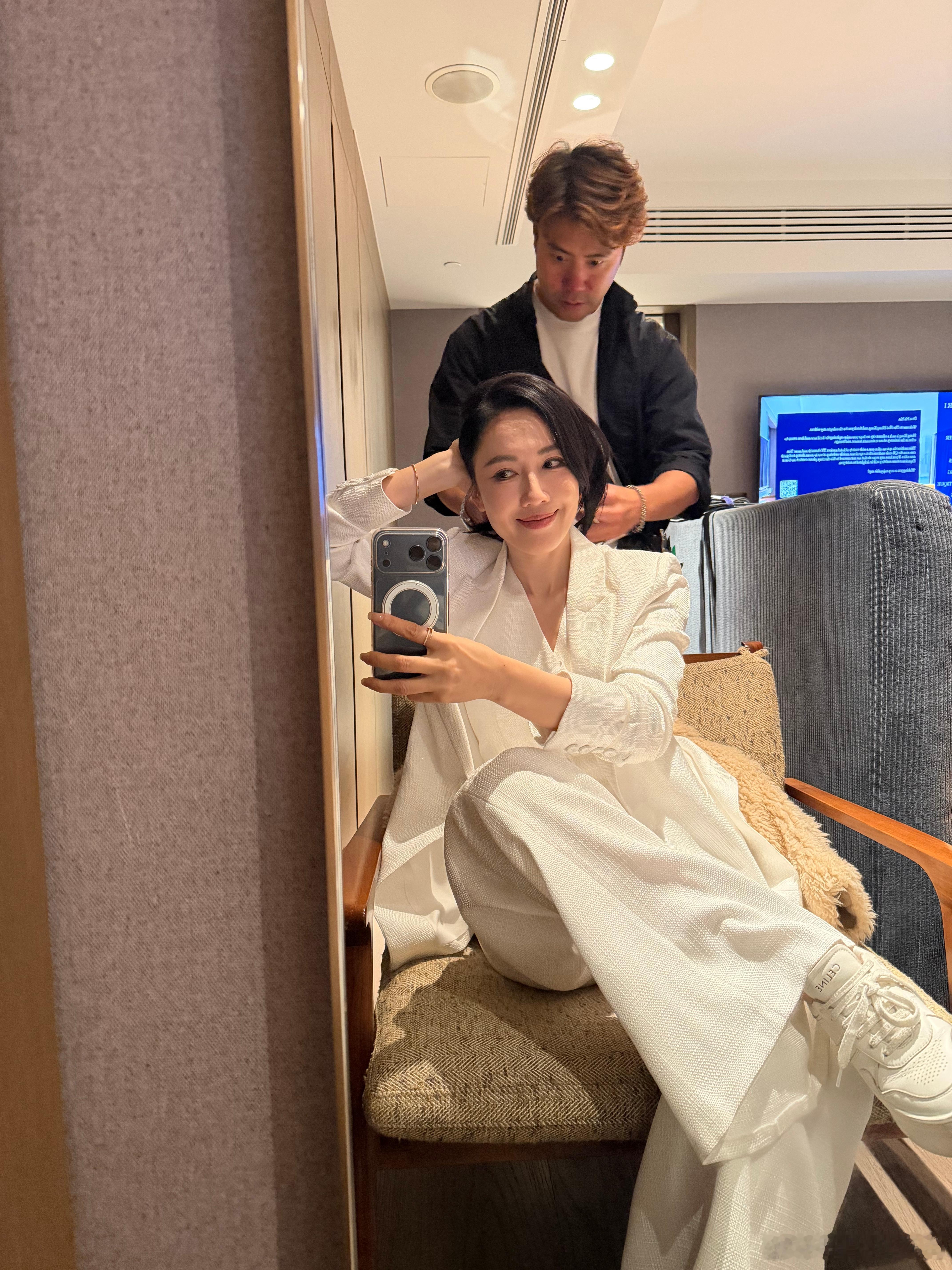 李施嬅没去浪姐却又弹又唱李施嬅弹唱周杰伦新歌女神级舞台！李施嬅低头弹琴轻声歌唱，