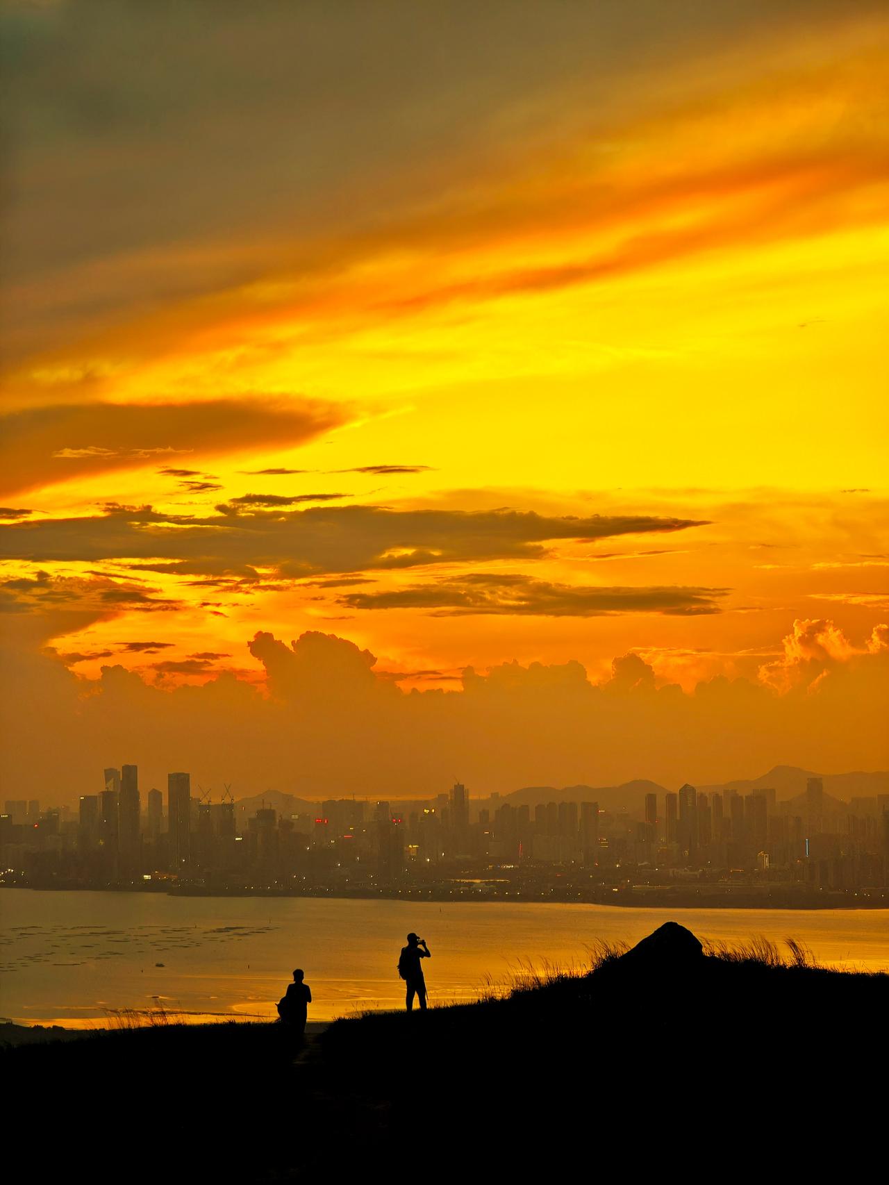 人生在世，怎能不去香港看一次绚丽的日落呢？香港鸡公岭日落美景就在眼前

在香港看
