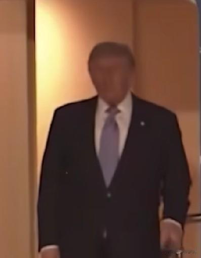 美国总统特朗普松口了，要求伊朗永久弃核的立场有所松动。
特朗普称可以接受伊朗暂停