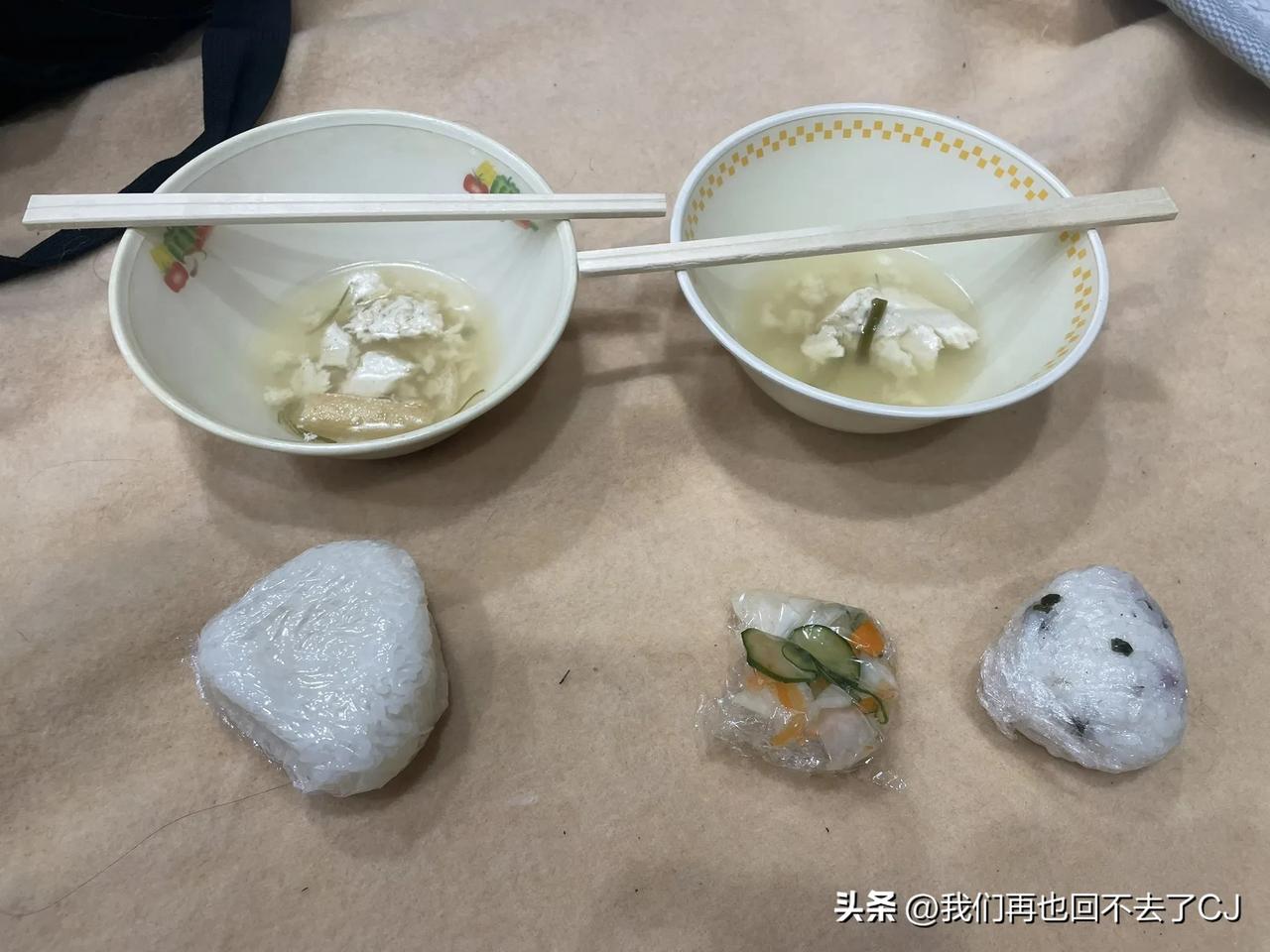 就这？

这两天日本灾区一位网友说：“这是鵜川小学校避难所的中午 2 人餐。忍受