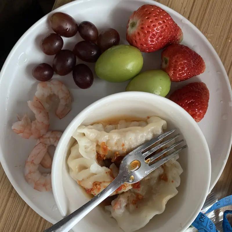 不吃早餐好还是不吃晚餐好，这还真得好好说道说道。其实不吃晚饭对身体影响通常更大。