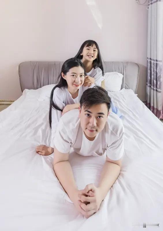 有个姑娘无意间翻自己手机账单，翻到爸爸这些年给她转的钱，瞬间就破防了。
 
没有