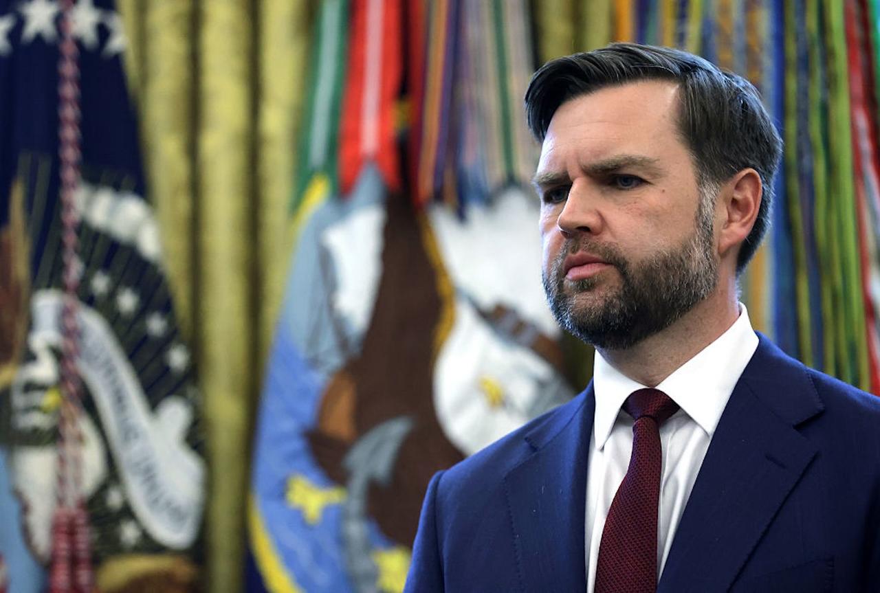 人们对万斯的蔑视绝非偶然。
人们本能地会排斥那些没有骨气的机会主义者。
当一位政