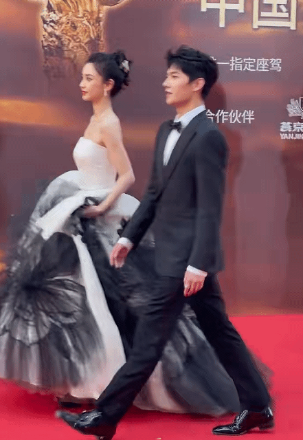 杨洋还没Angelababy高呢 ​​​