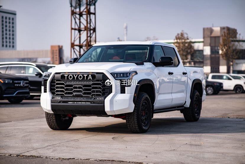 25款 丰田坦途 混动 TRD PRO版，原厂升高的 TRO越野减震，独立前悬架