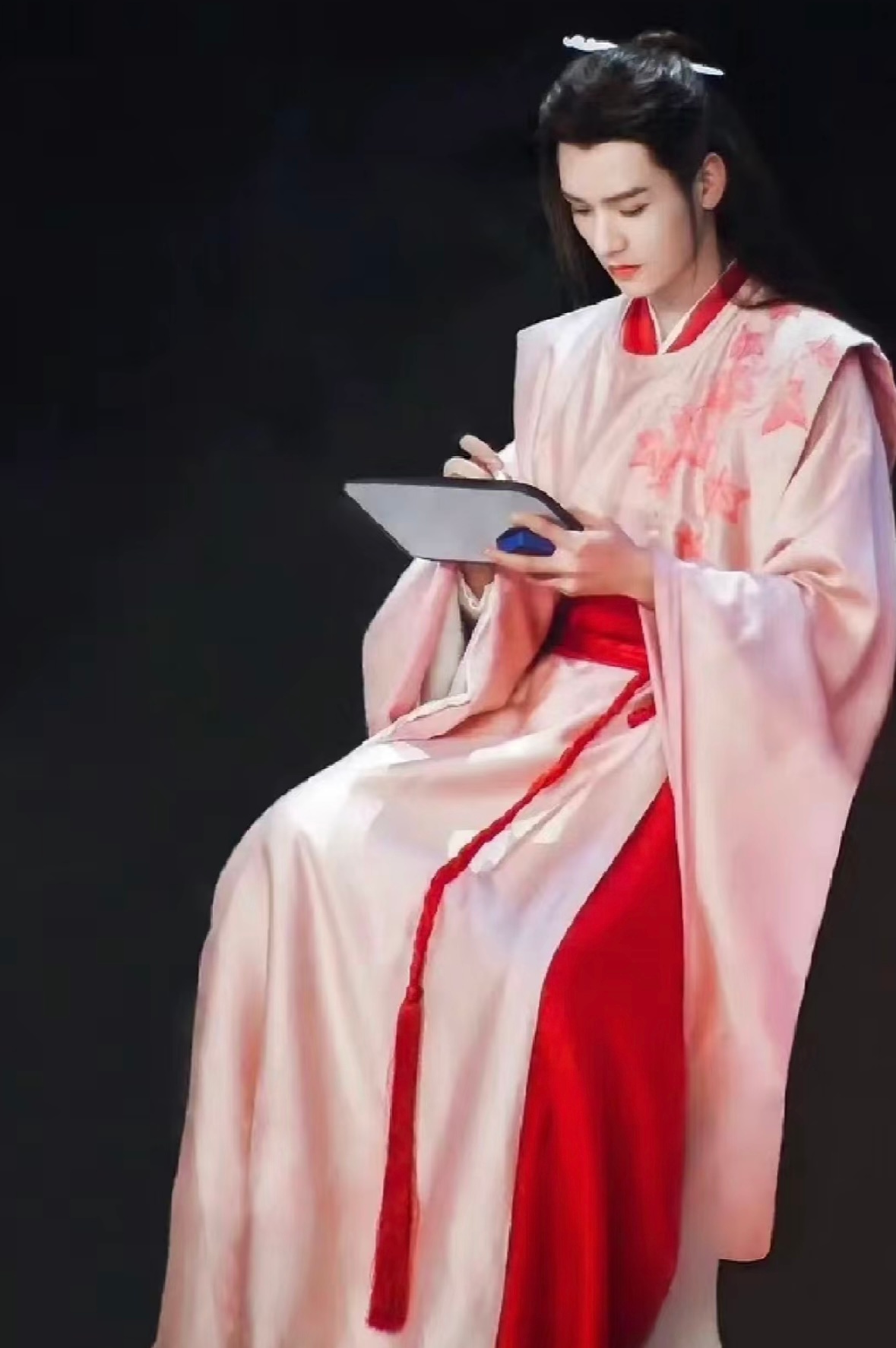 近两年龚俊频繁的出现在大家的视线中，从高冷校草、外科医生到残忍谷主、道界盟主，每