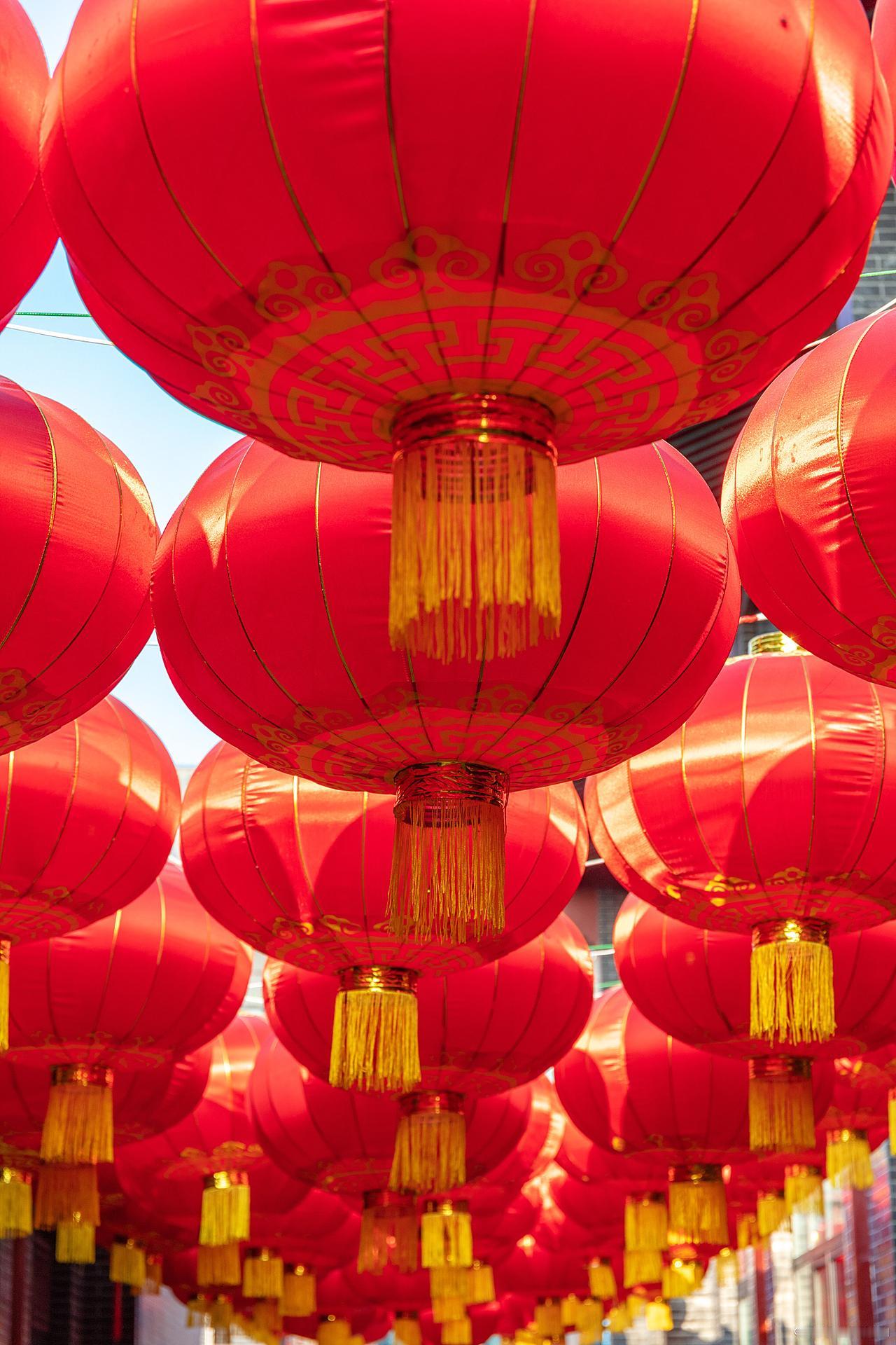 红灯笼应该成为城市新年的标配！
红灯笼象征阖家团圆、事业兴旺、幸福光明，在中国文