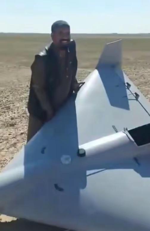 这个伊拉克人发财了！

说出来估计没人敢信，他居然在自家附近的空地上，捡到了一架