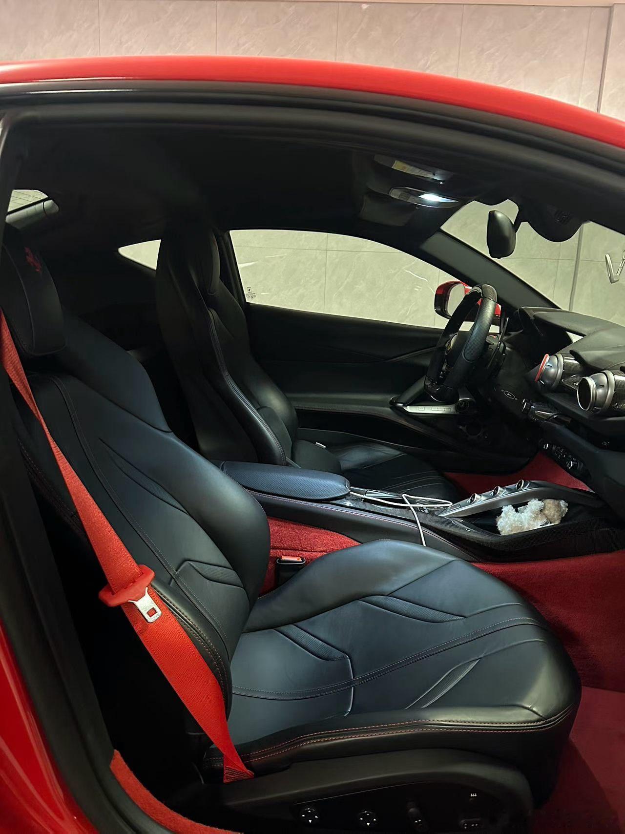 18年法拉利812 Superfast ，11800Km选配118万 ，有IPE