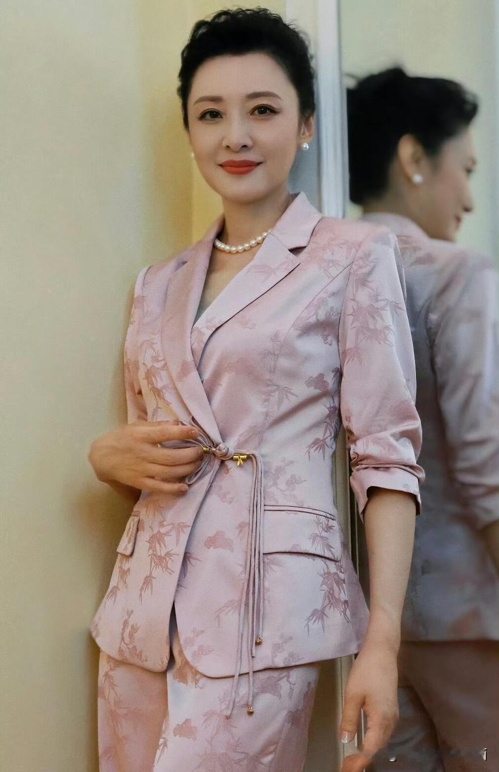 50多岁的她好美啊！皮肤白皙水嫩，少女粉的西服套装减龄又大气，一笑倾城，再笑倾国