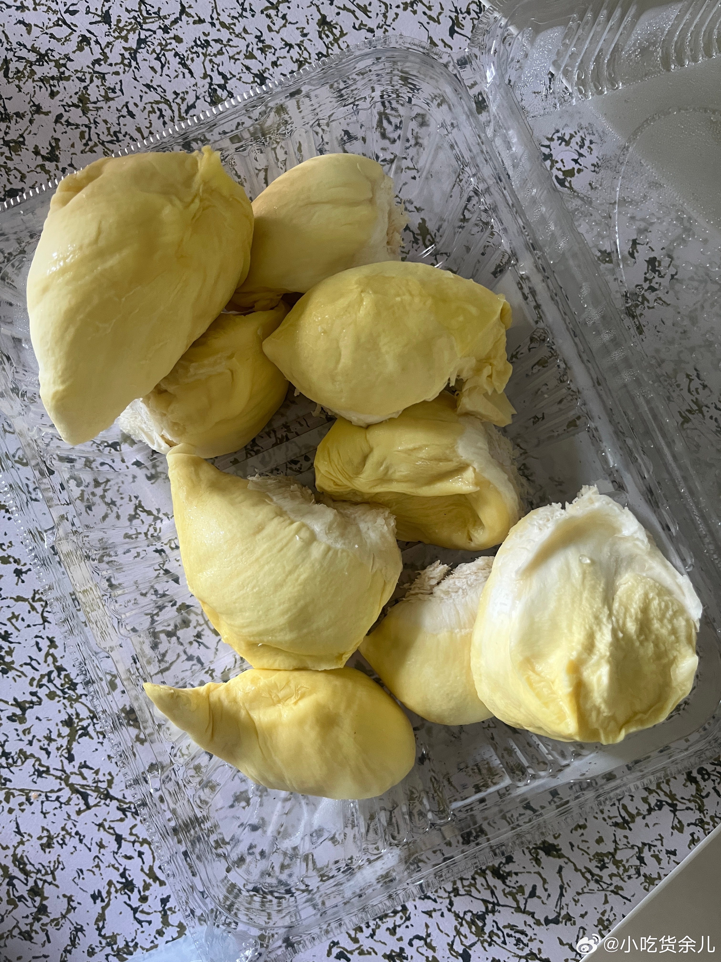 吃早餐，我们的早餐很简单，榴莲我昨天都没吃，发现细狗吃了两块。我没有告诉他有榴莲