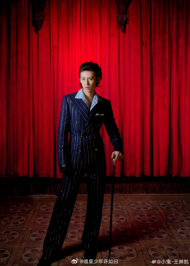 变成王琳凯的走路粉了王琳凯机场风衣造型被王琳凯的机场走路姿态狠狠拿捏！风衣加身气