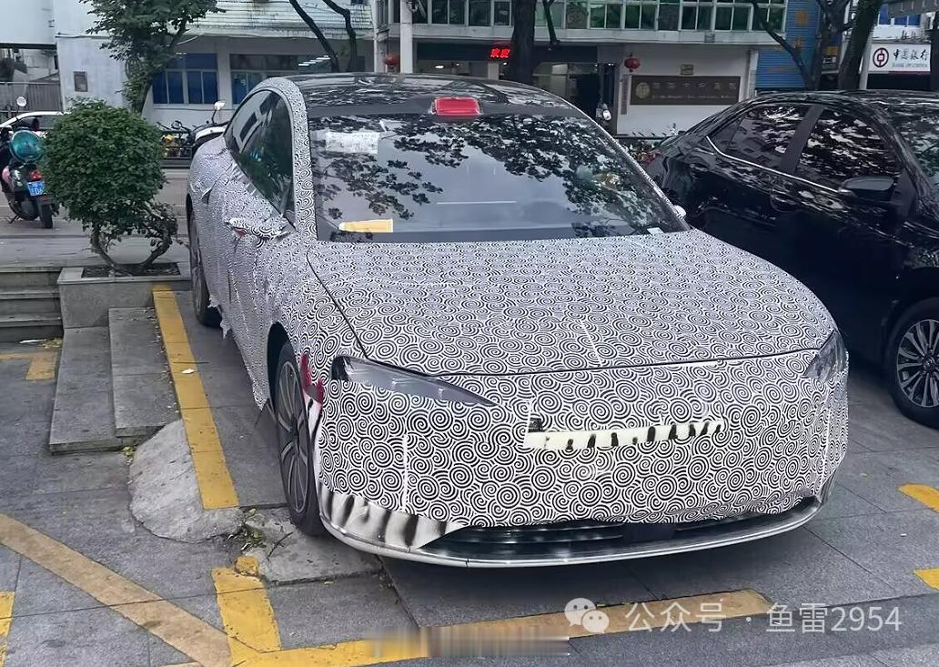 直接快进到“用不同工厂代工，生产各种尺寸”的手机制造模式[doge] ​​​