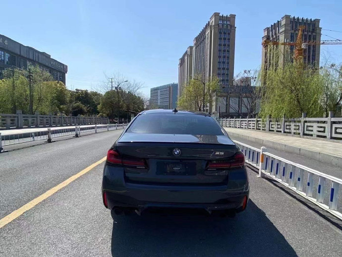 21款宝马M5 最新款钻石灰金属漆，全车车衣，抬头显示，BW发光音响，方向盘加热