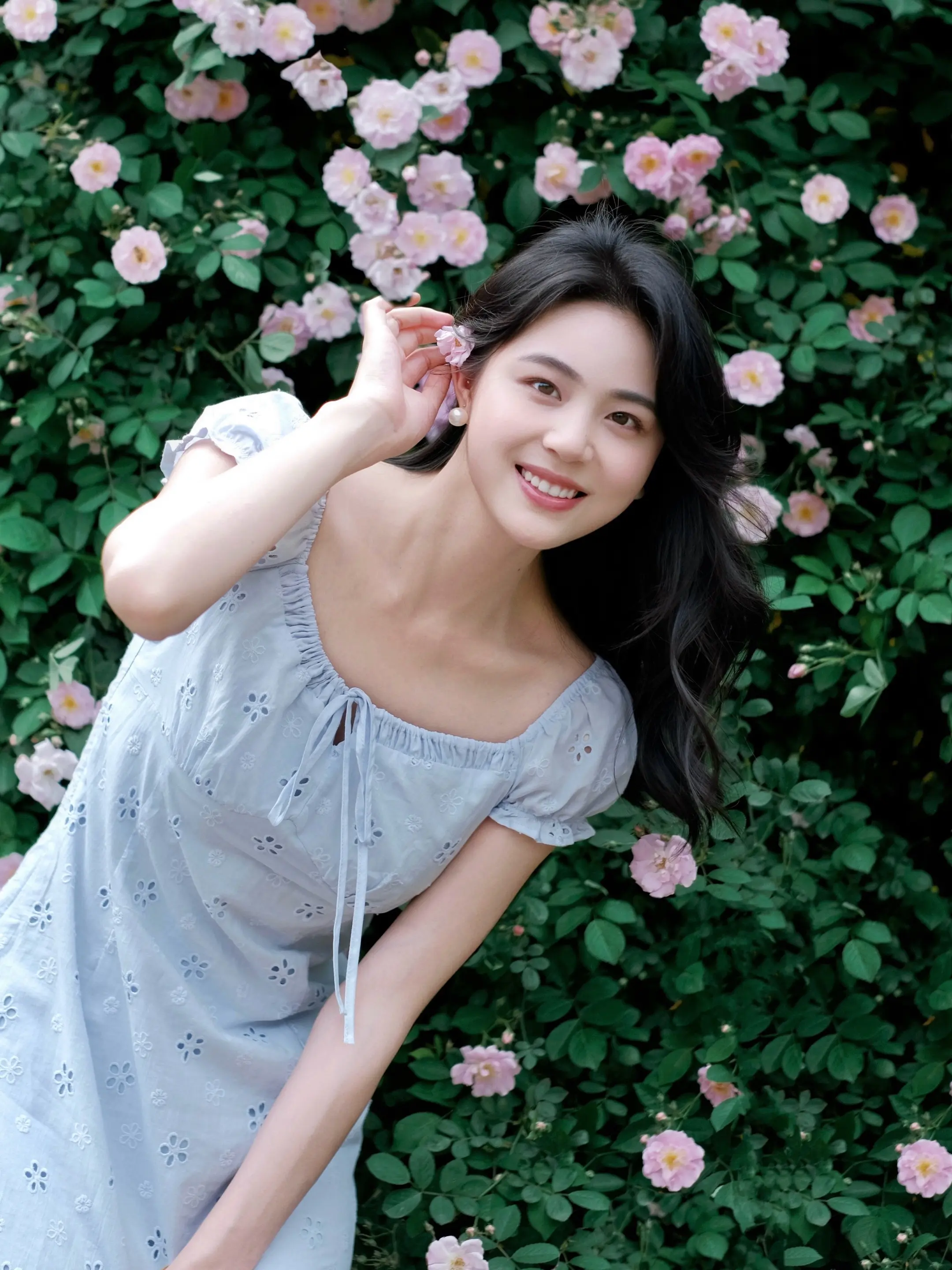 蔷薇花下 拍出春日氛围感