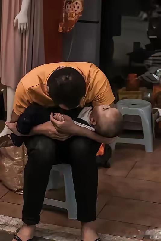一夜坚守，父爱唤回生命：六个月宝宝离世后奇迹复苏
 
在生死边缘，总有一种力量能