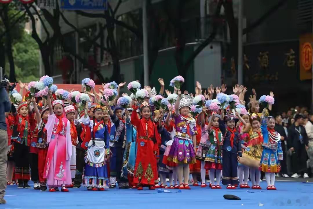 人为了凑热闹能有多拼 其实人们爱凑热闹，从来不是无聊，而是心里藏着对生活的热情。