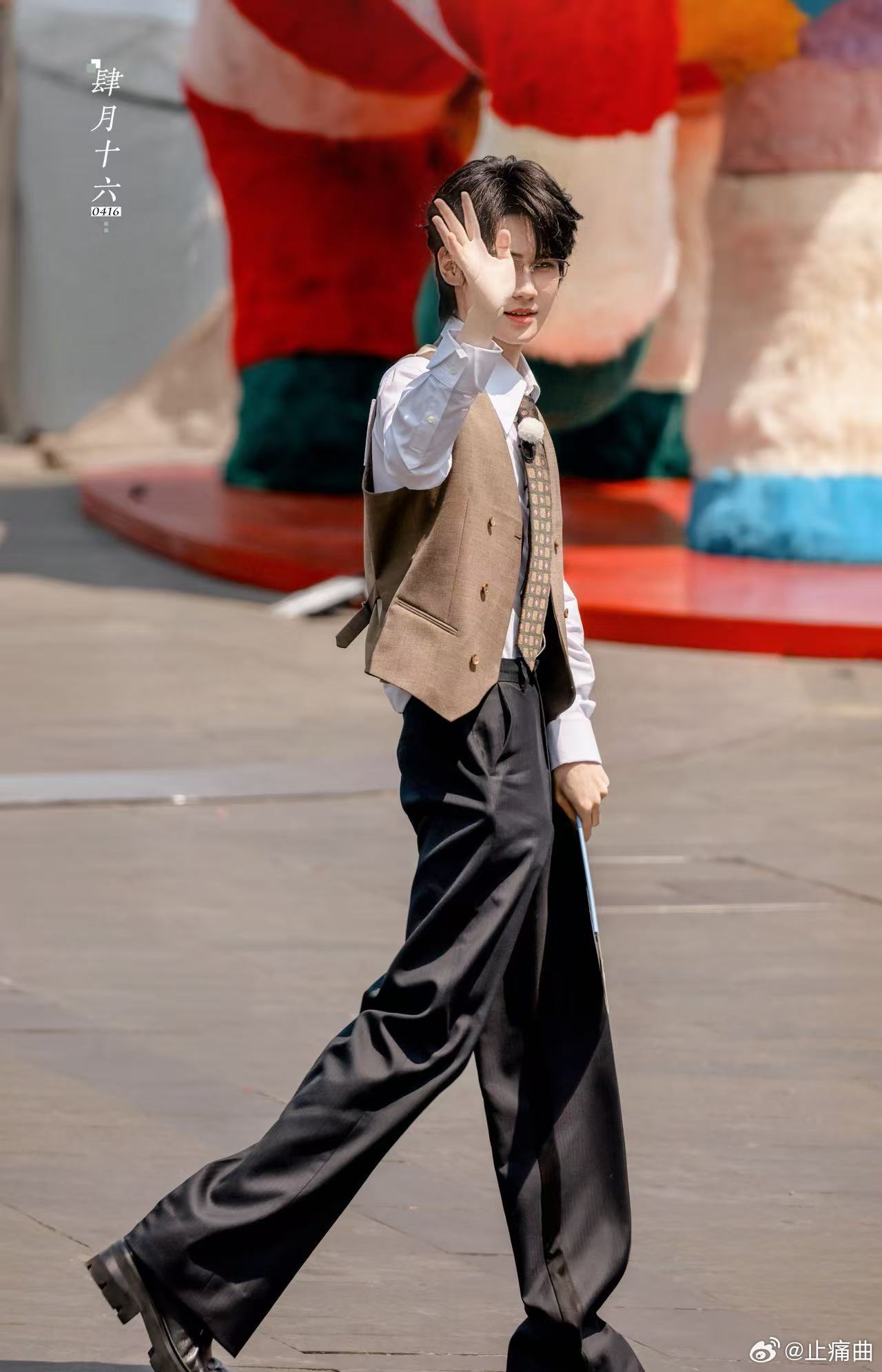 张真源董事长 一登场便自带主角光环，董事长的沉稳与干练完美展现，举手投足间都是藏