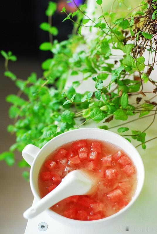 《四季美食歌》
和春杏糕桃花酒，
炎夏西瓜莲子羹，
凉秋糯粥葡萄鲜，
寒冬腊肠饺