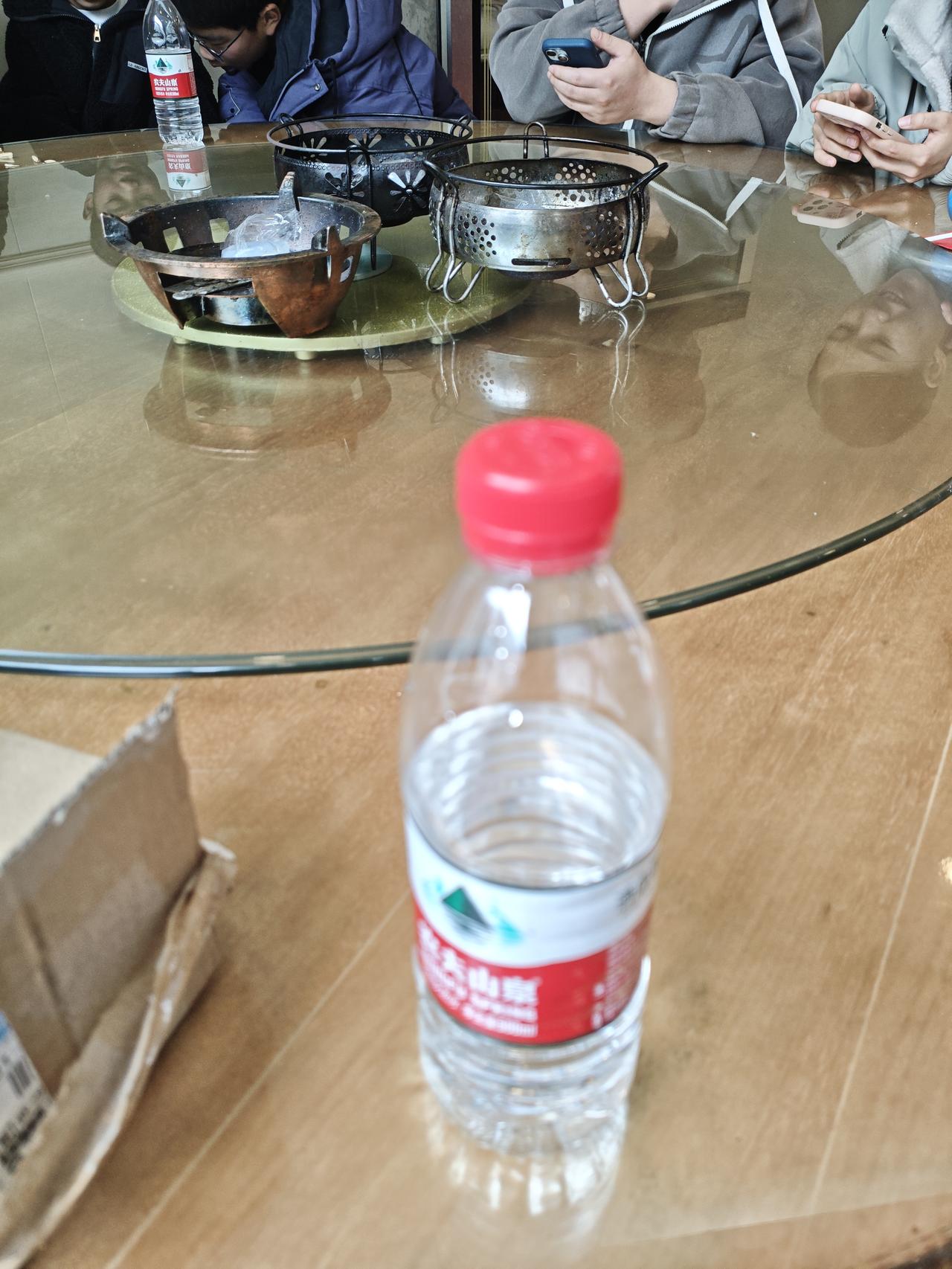 晒图笔记大赛喝酒吃席，一人一个手机坐等吃席。