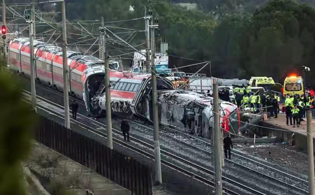阿俄：“你们听说了吗？”
阿中：“发生啥事了？”
阿俄：“西班牙两列高铁对撞。”