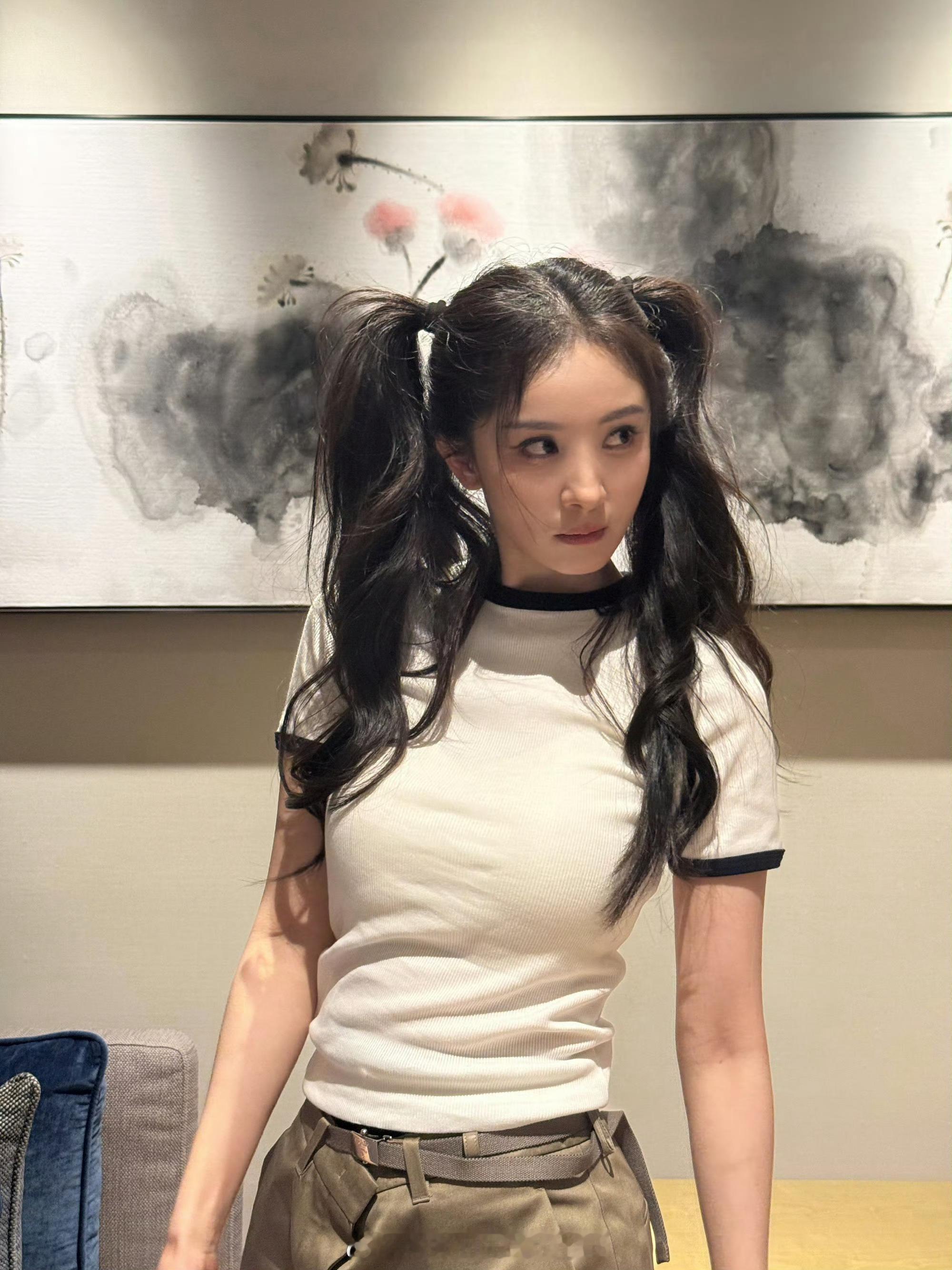 杨幂双马尾女高跟女儿站一起不就是大姐姐吗[泪] ​​​
