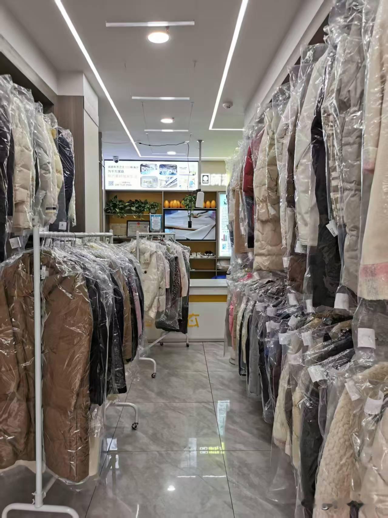 湖北黄石，一7旬老太到干洗店取衣服，因找不到衣服而向老板寻求帮助，可谁知老板因觉