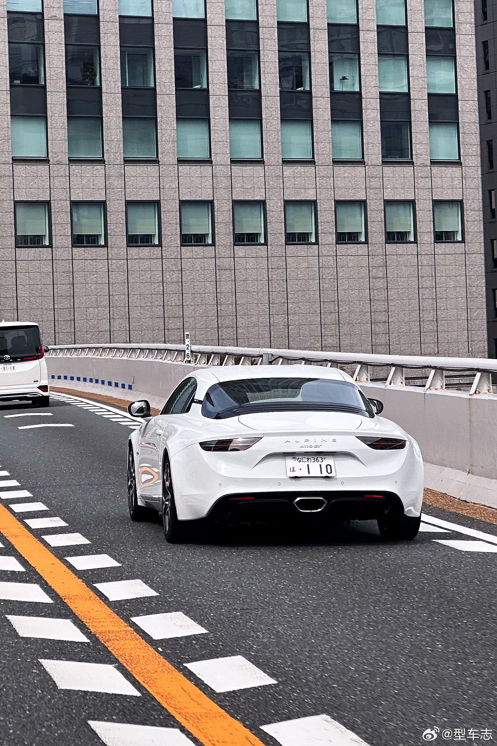 型车街拍 偶遇 Alpine A110 GT，一吨出头的小跑车。铝合金轻量化车身