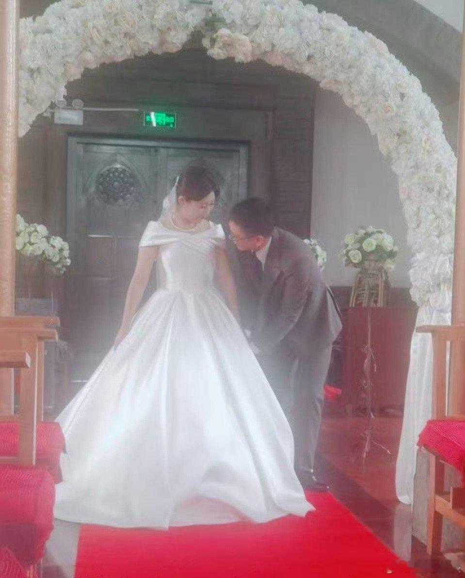 来看华晨宇演唱会顺道结了个婚 跟你们这些这么会玩浪漫的人拼啦！！在华晨宇演唱会上