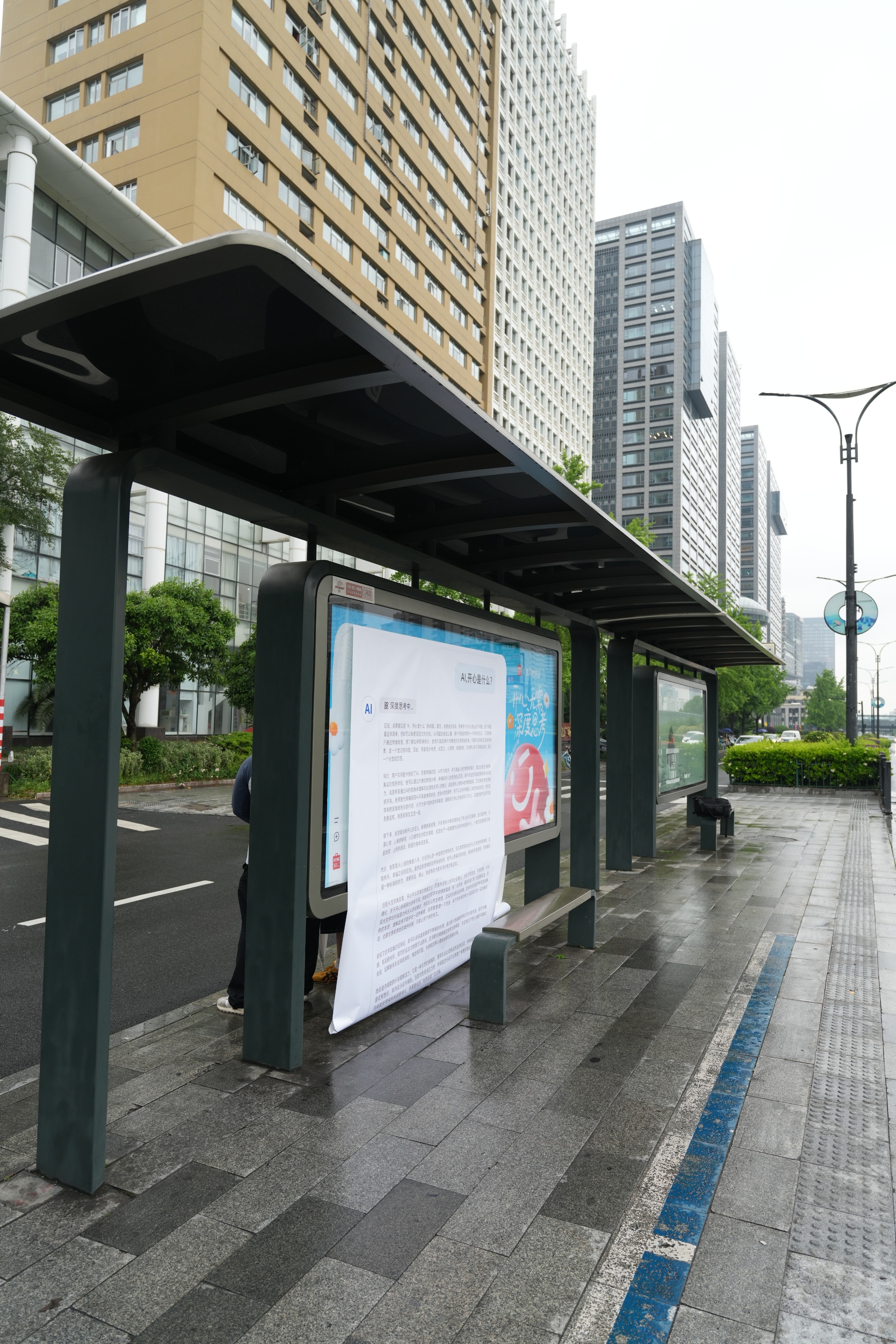 第一眼：ds投广告了？第二眼：额，被名创耍了！在微笑日叫板杭州顶流AI不懂人类的