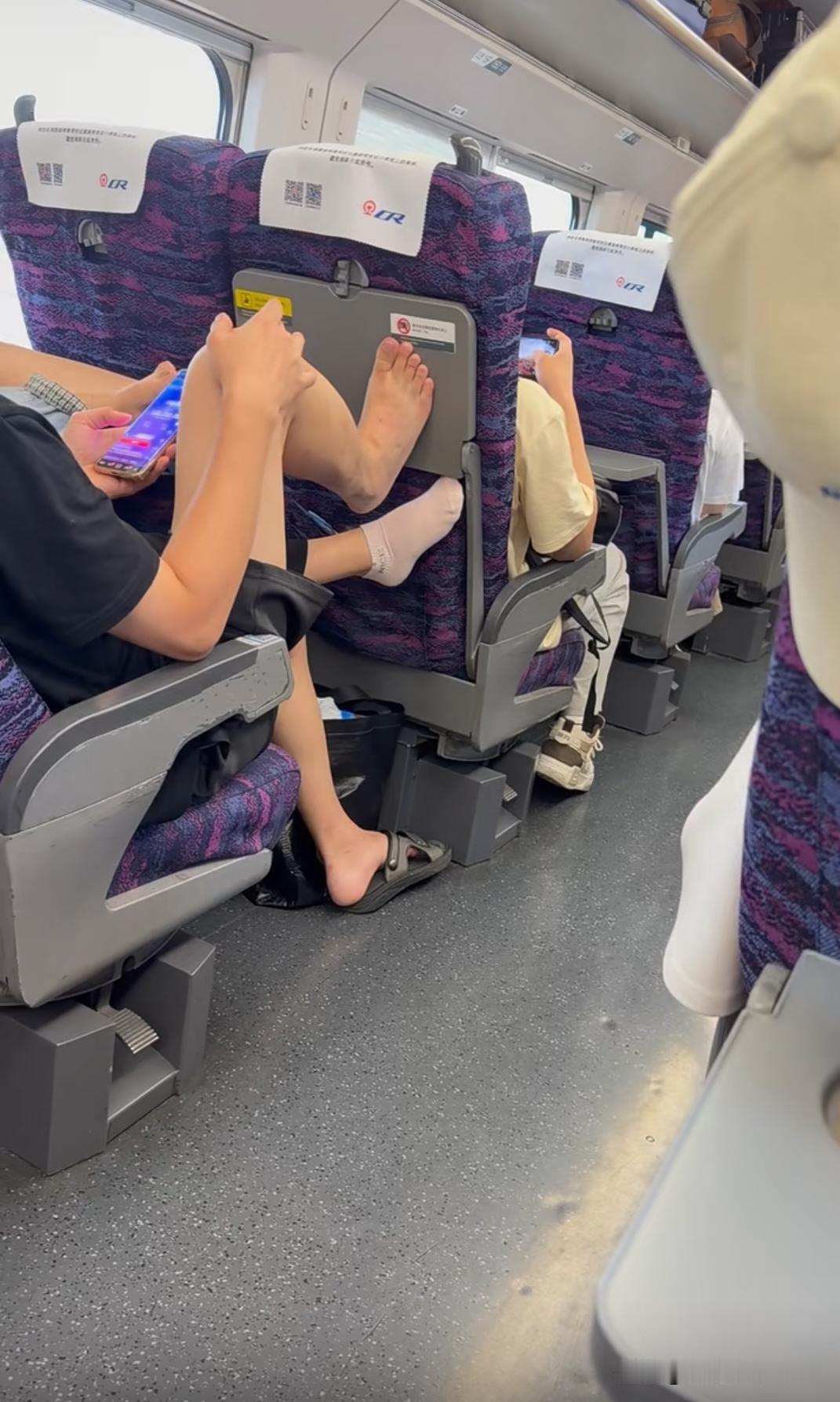我说我的座椅为什么总是地震呢？看了好几回身后都不是小孩子，原来是一种返祖现象[吐