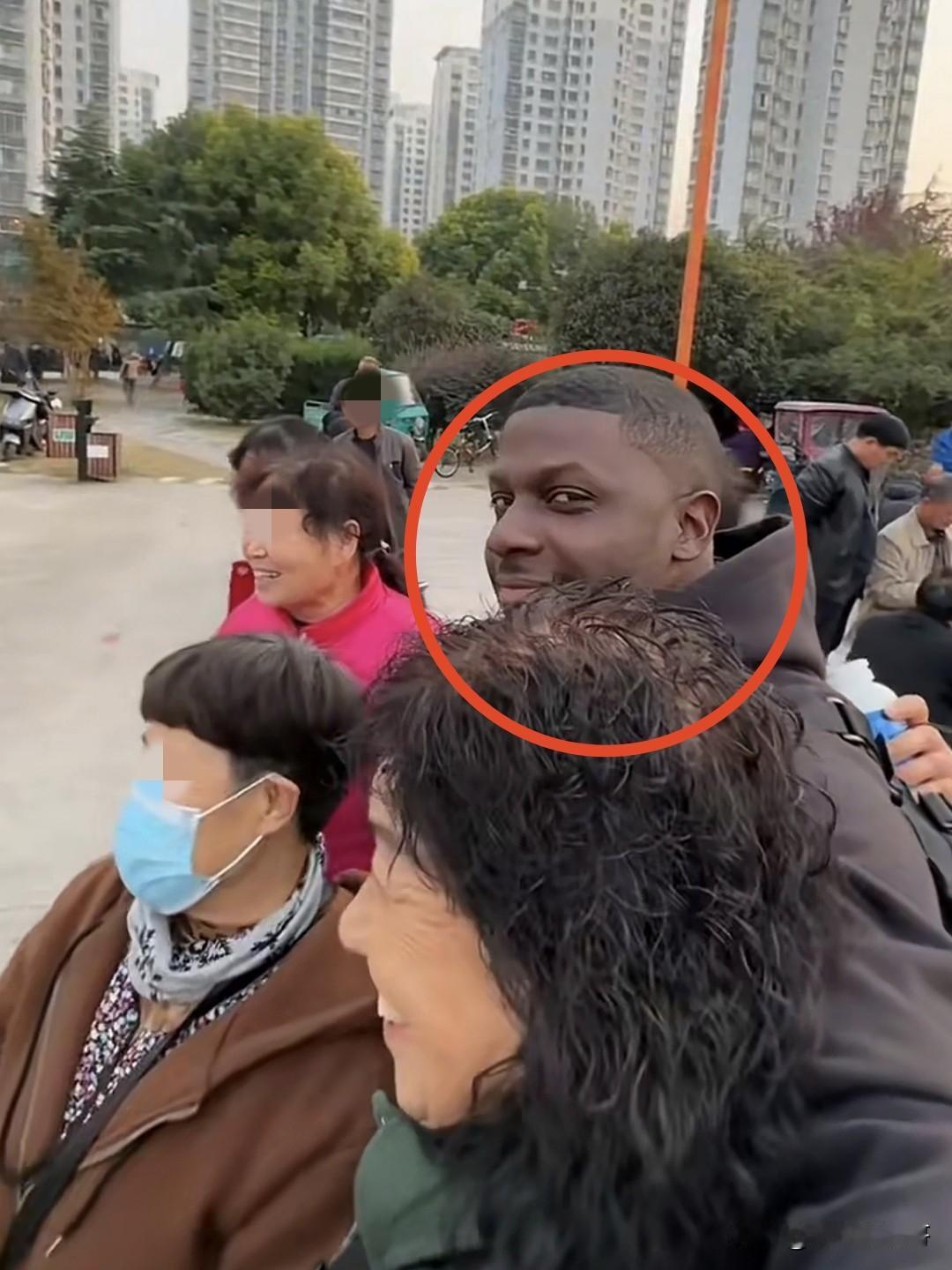 看这些大妈热情的样子，一个个主动往上凑着亲密合影，再看看黑人小伙得意的小眼神，看
