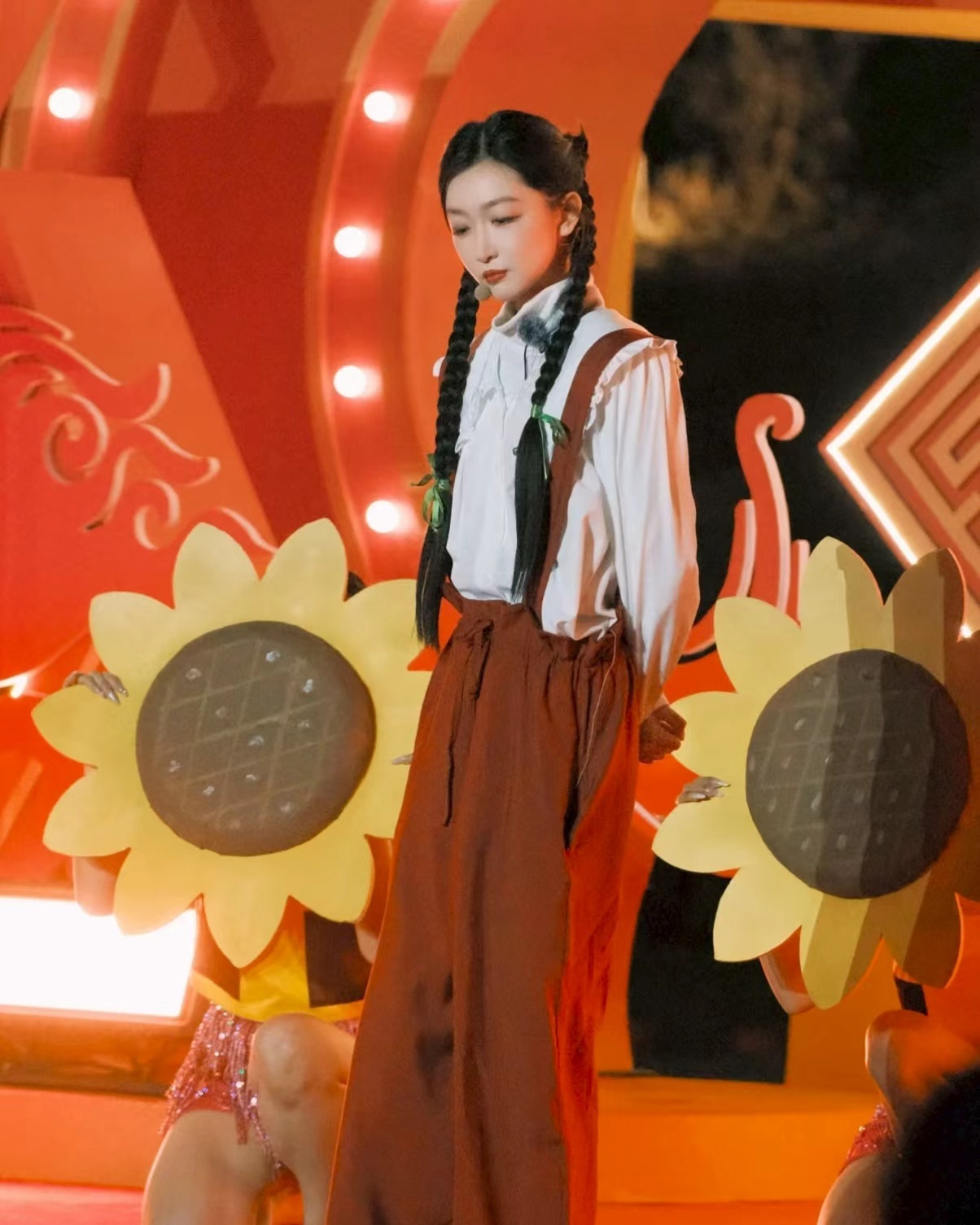 周冬雨双马尾梦回山楂树之恋周五晚高疯时光不败美人，初心从未改变！周冬雨双马尾造型