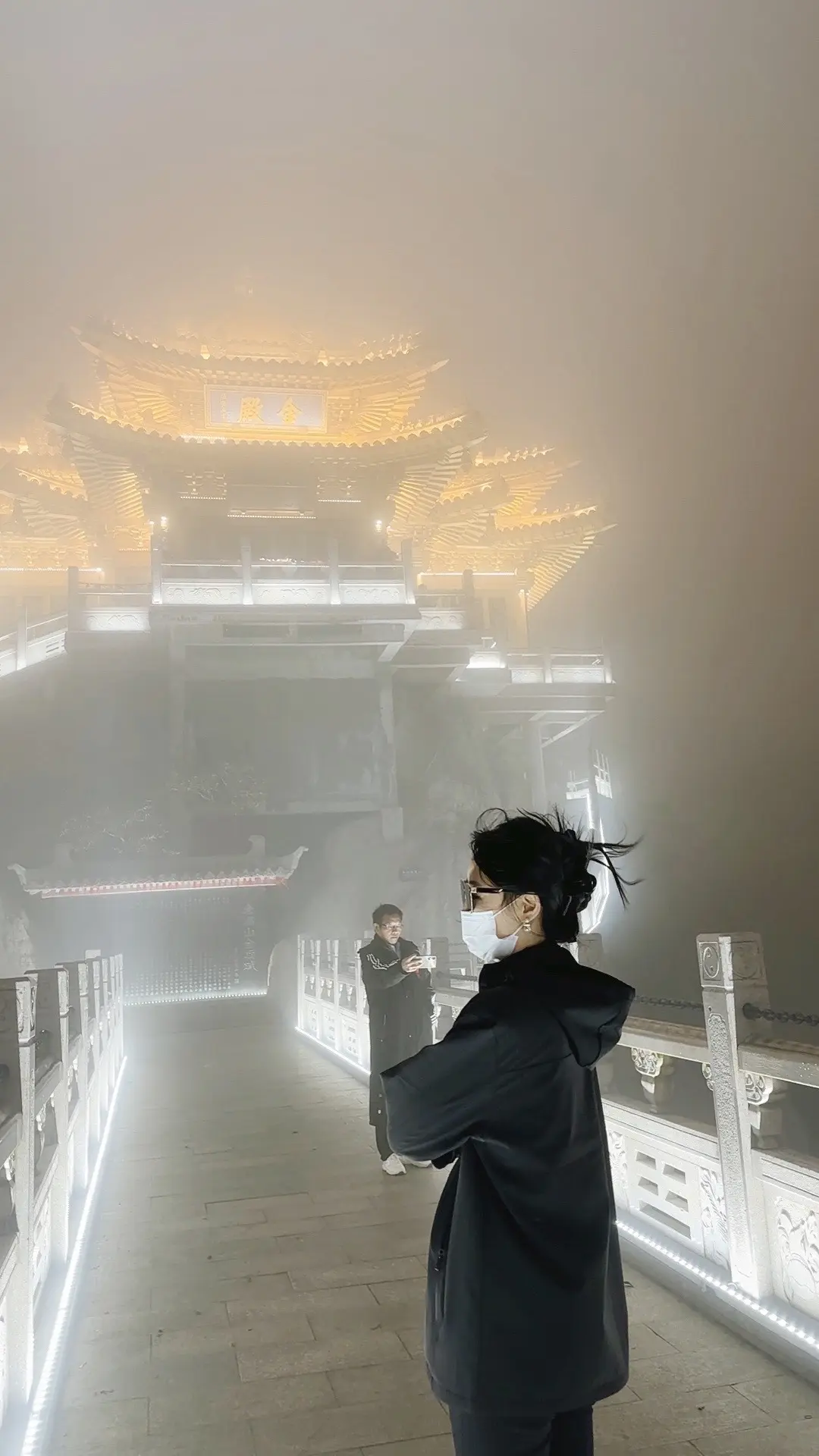 夜爬6小时盘龙山路，晚上11点到凌晨5点，海拔二千二，三千多个台阶，爬...