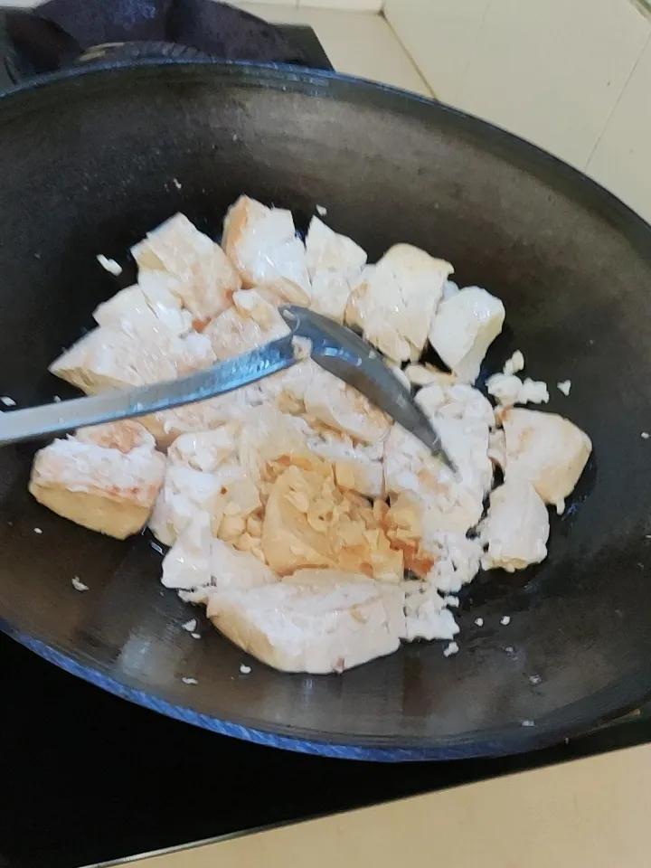 豆腐做法多样，好吃的做法也不少。我超爱家常豆腐，用北豆腐做，不易碎且口感扎实。先