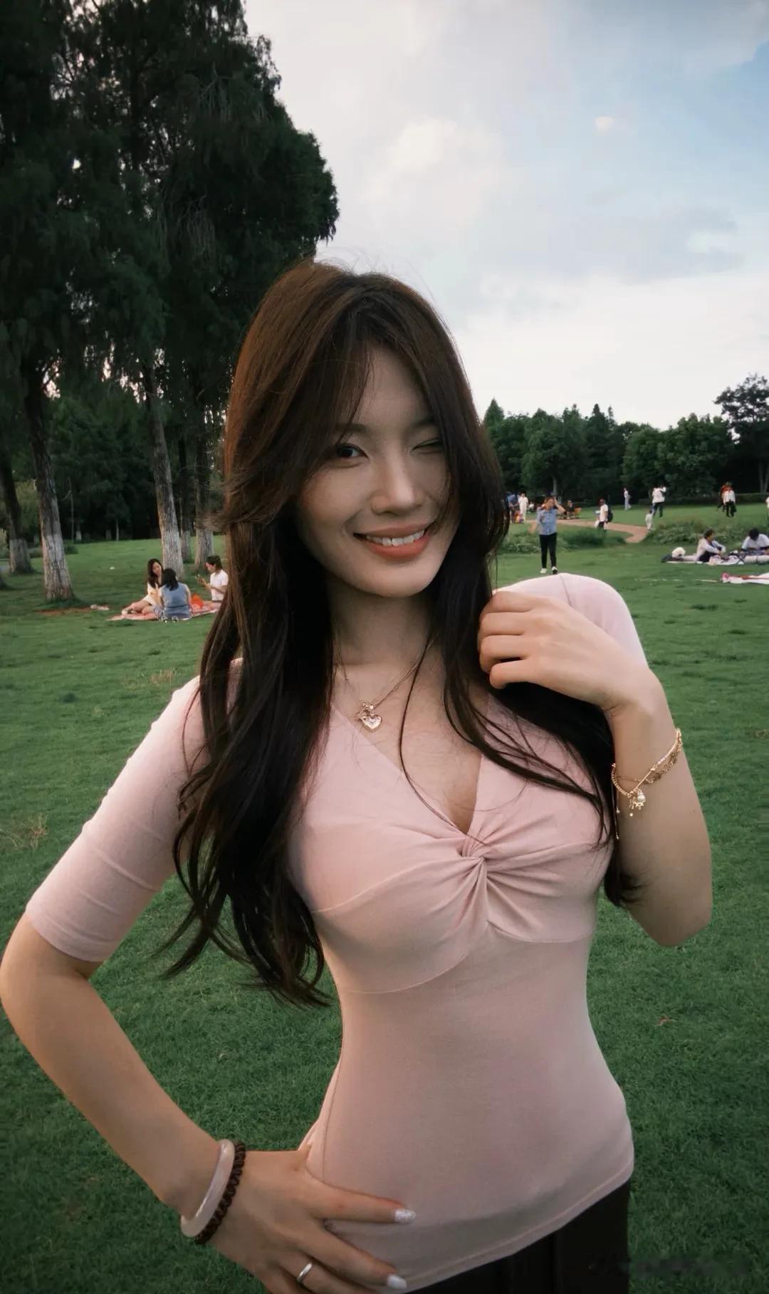 绿茵为席，风是她的裙摆。  
少女踏草而来，发梢沾满阳光，  
每一步都似踩碎时