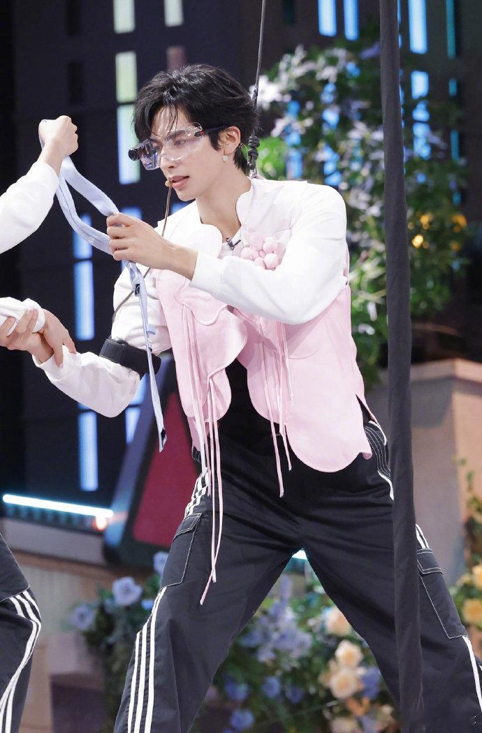 你好星期六跨年档大片上线 群星爆笑集结搞事情！“谁知女主心” 抽象答案笑不活，“