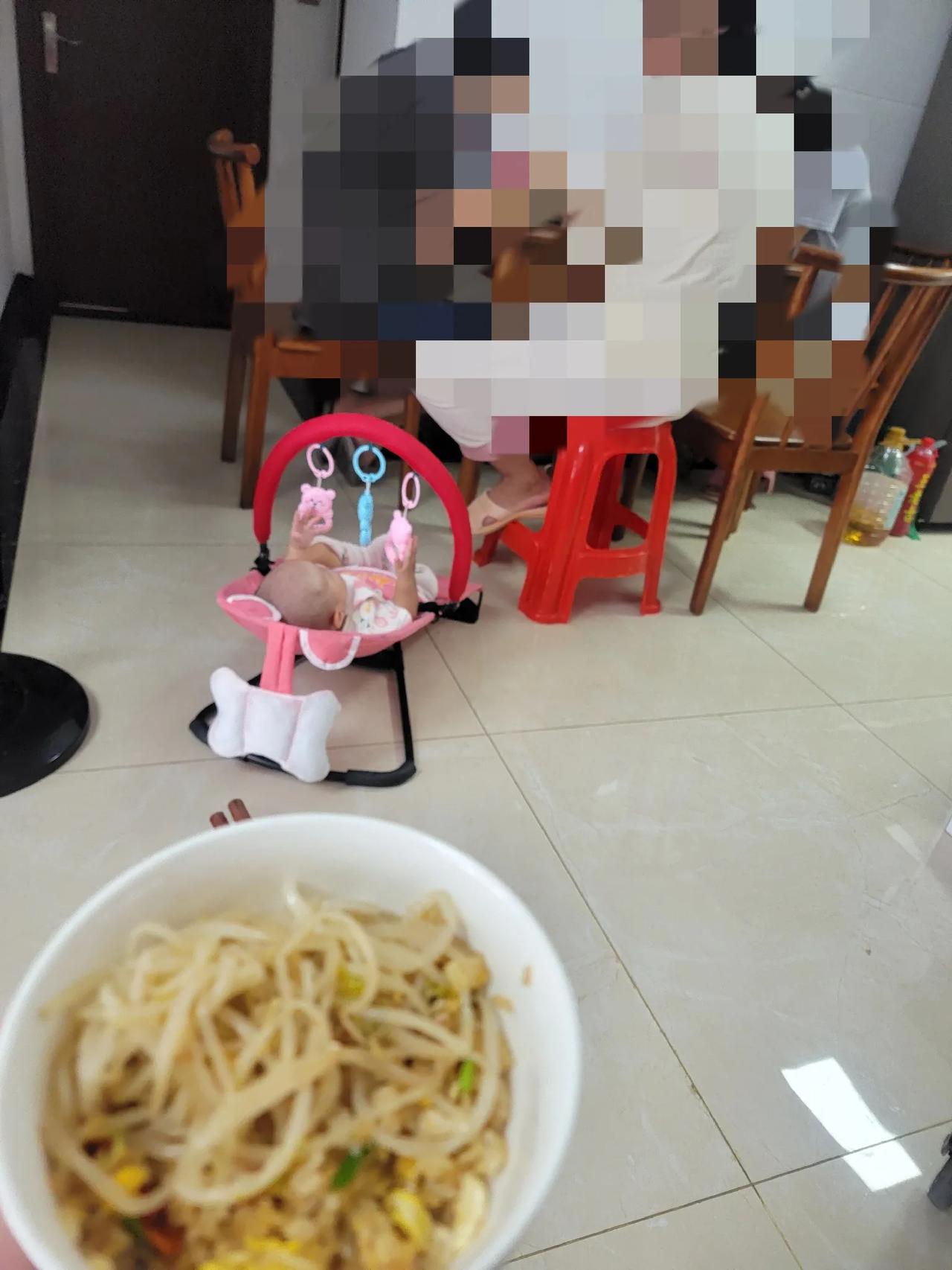 来这家第一天住家育婴，第一次遇到喝奶很痛苦的宝宝，不能平抱，一平就惊声尖叫，清醒