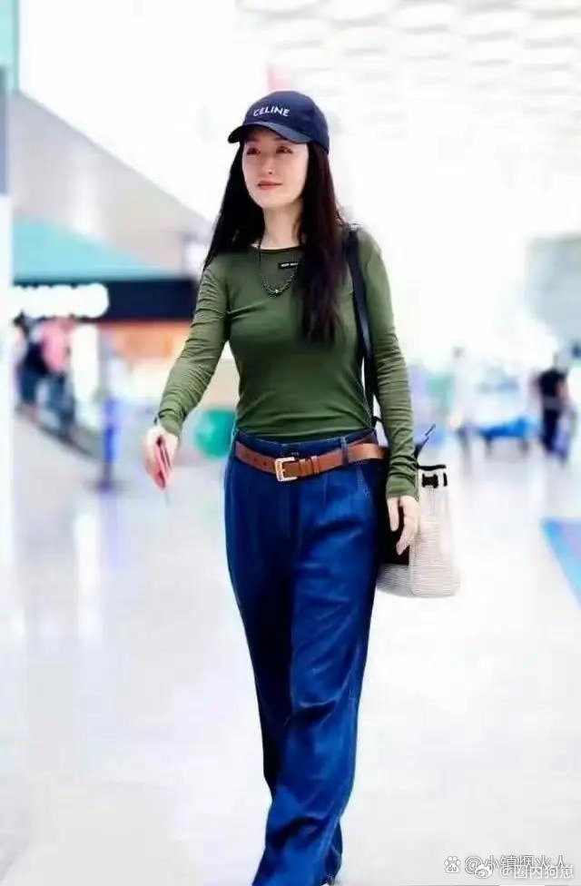 已然五十六岁的杨钰莹身姿轻盈曼妙，清甜气质一如既往，容颜状态宛若三十多岁模样 