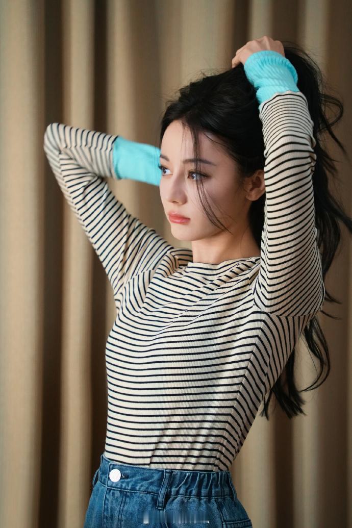 迪丽热巴chill感   迪丽热巴条纹针织look  看热巴驾驭条纹针织，那股 