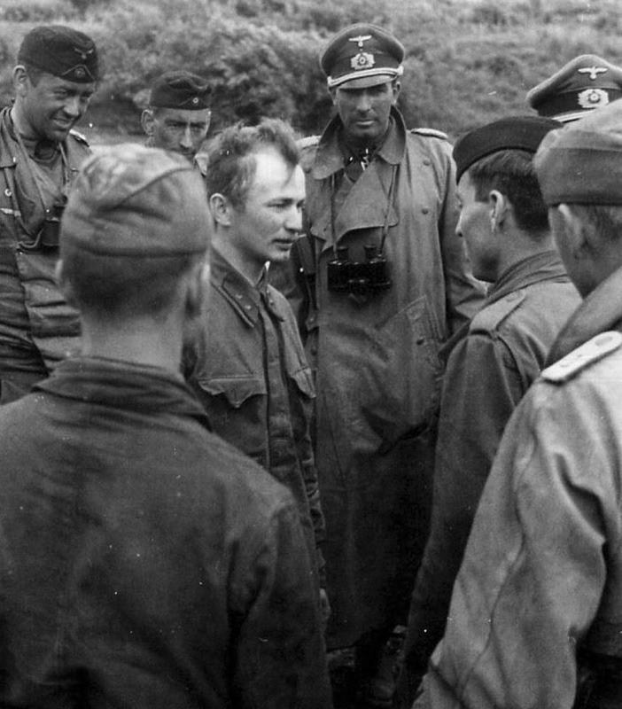 1942 年 5 月，在勒热夫 - 维亚济马突出部战区，德军对一名被俘的苏军中尉