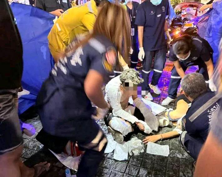 两名马来西亚游客在泰国首都曼谷遭一名泰国失业男子点火袭击，伤势严重。
这起事件发