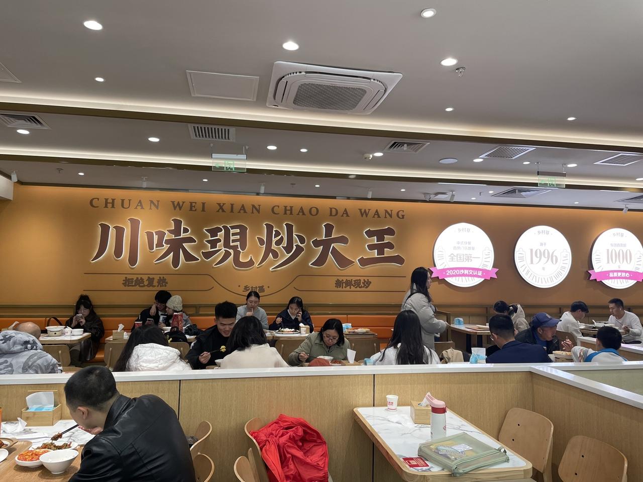这家店人巨多，服务员也多的很