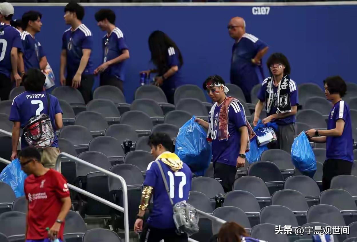 日本球迷在赛后主动捡起赛场的垃圾，为他们的行为点赞👍，他们在世界杯上参与感满满