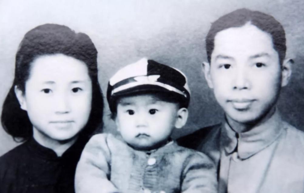 1986年，“独守空房”35年的陈缦云，收到了一封“奇怪”的信，她四处找人翻译那
