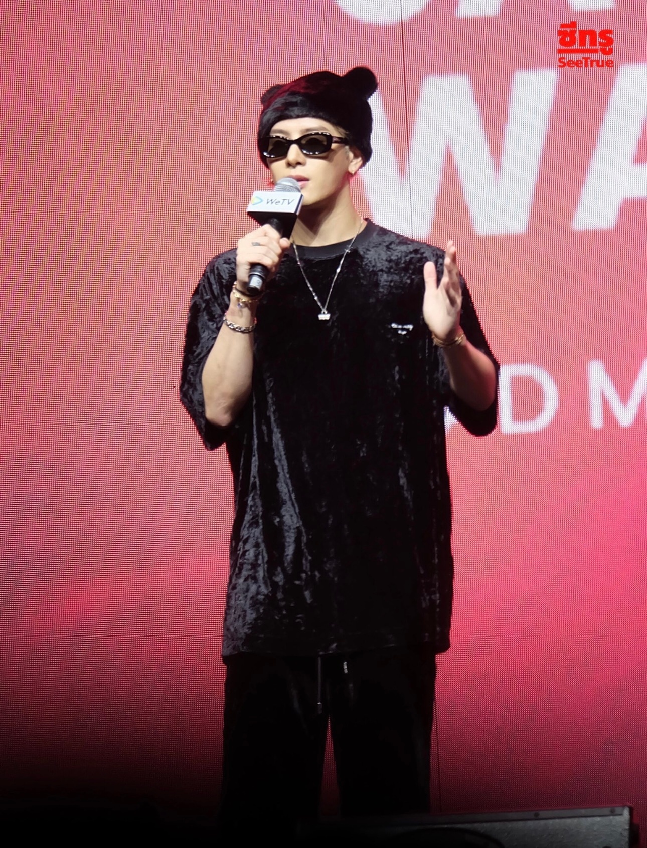 #王嘉尔从爱豆到老板#王嘉尔也太能够给我们呈现出不一样的他了，作为RYCE白米范