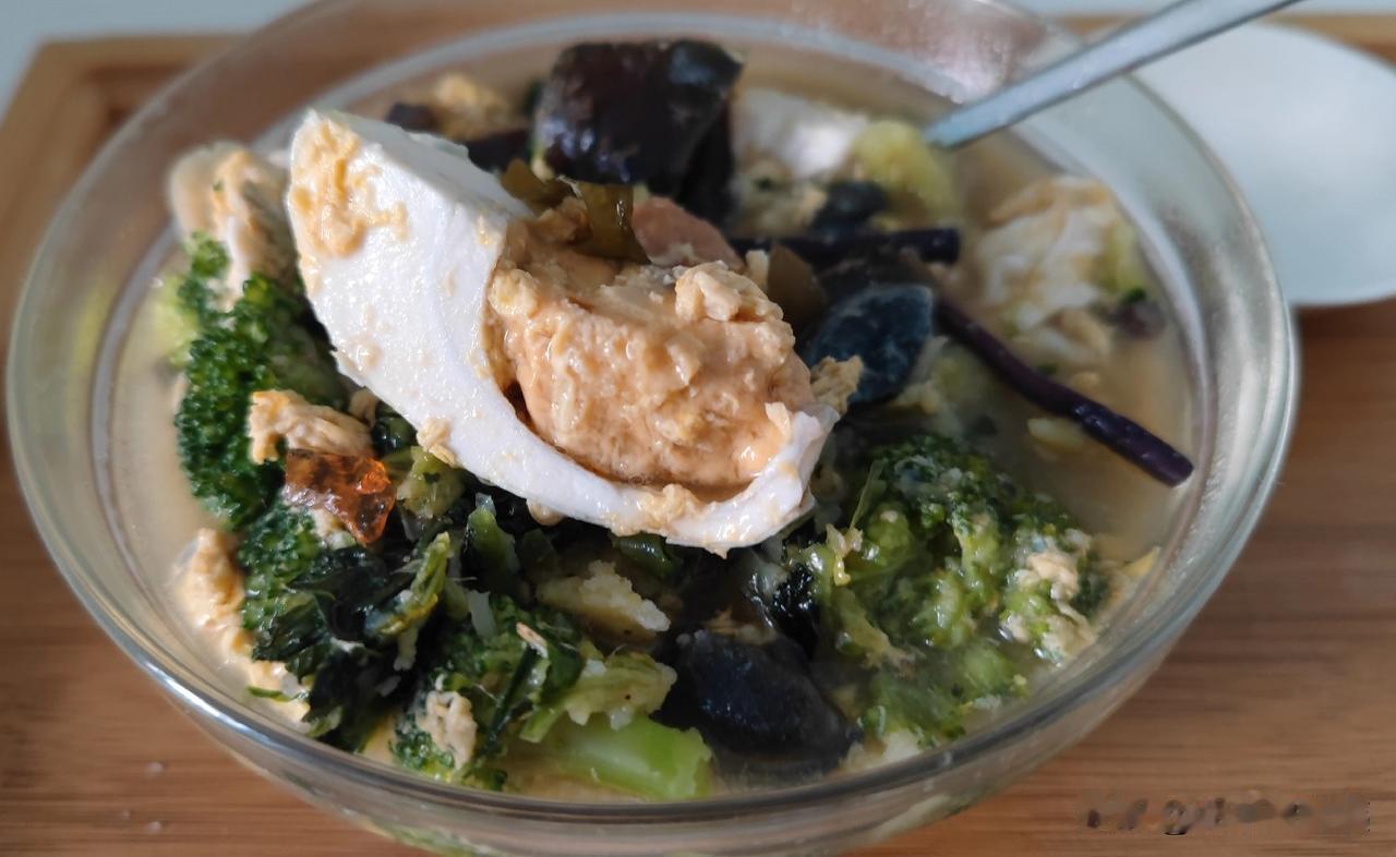 几滴香油。 我家门口有大懒龙门店，买了两个虾皮小白菜菜团子，老伴说太好吃了。
我